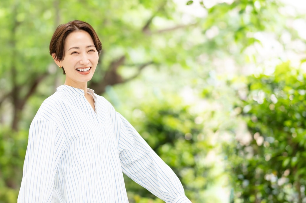 新緑を歩く女性
