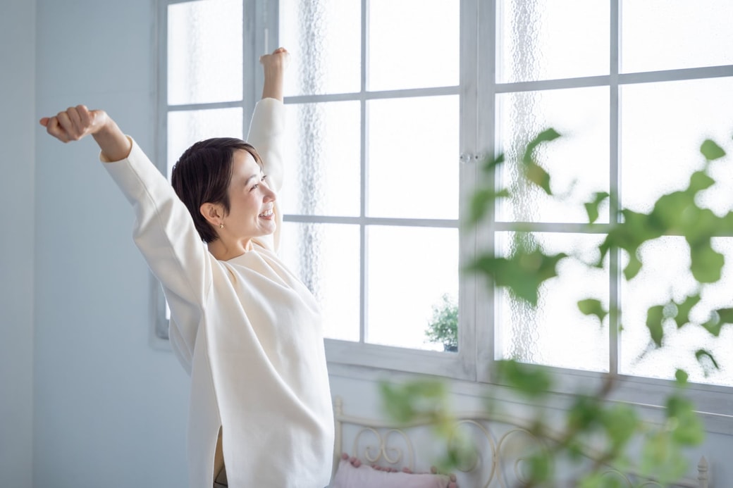 背伸びする女性