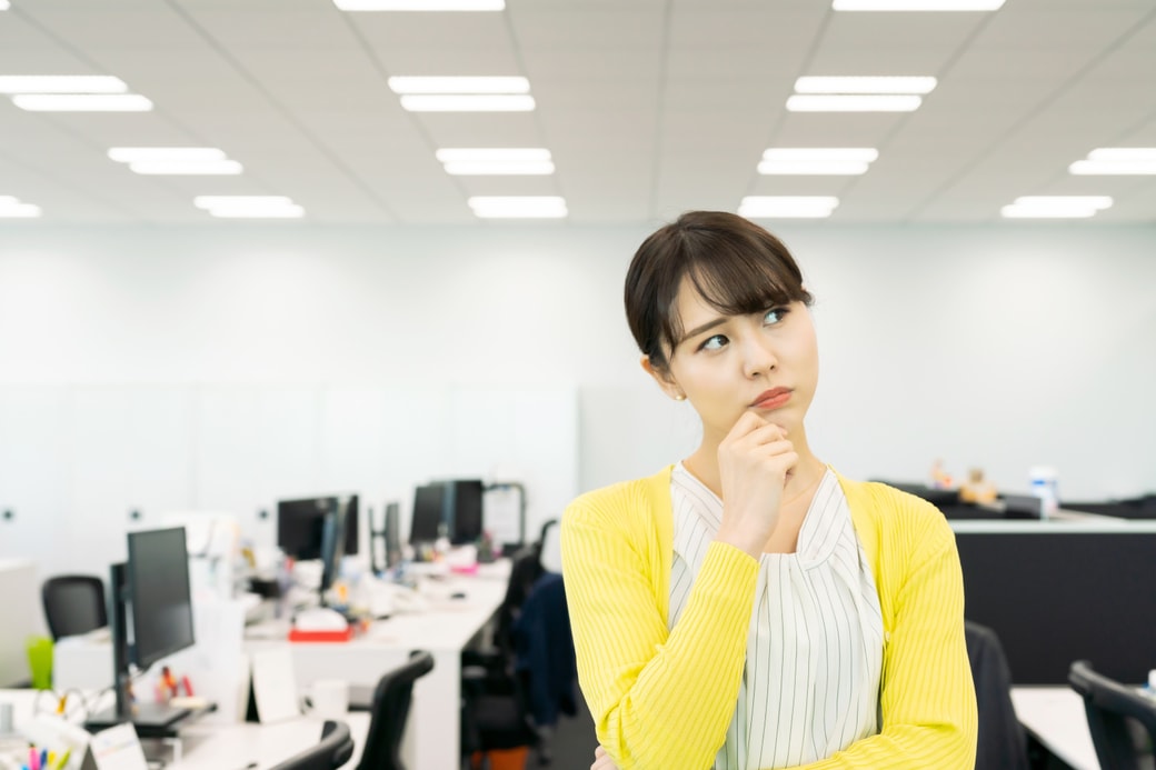 悩む女性
