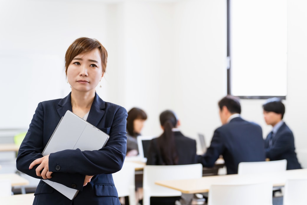 考える女性