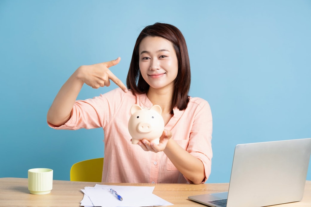 予算計画をする女性