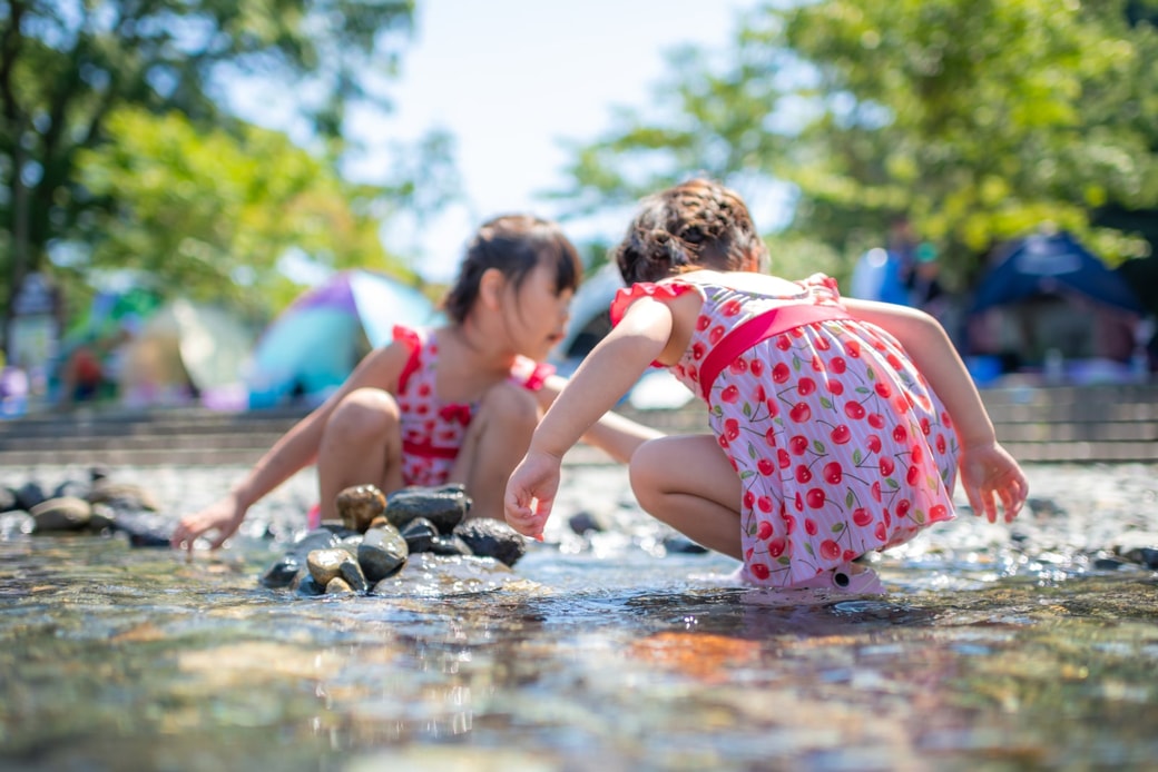川遊びする子ども