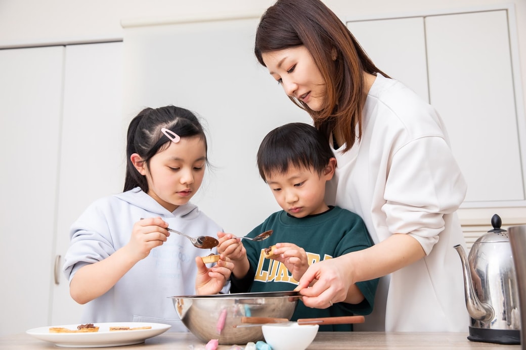 お菓子作りをする親子