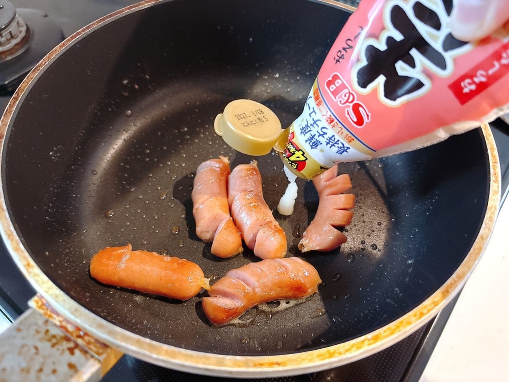 弱火にしてにんにくを加える