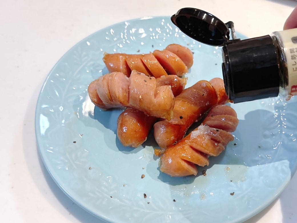 ブラックペッパーをかける