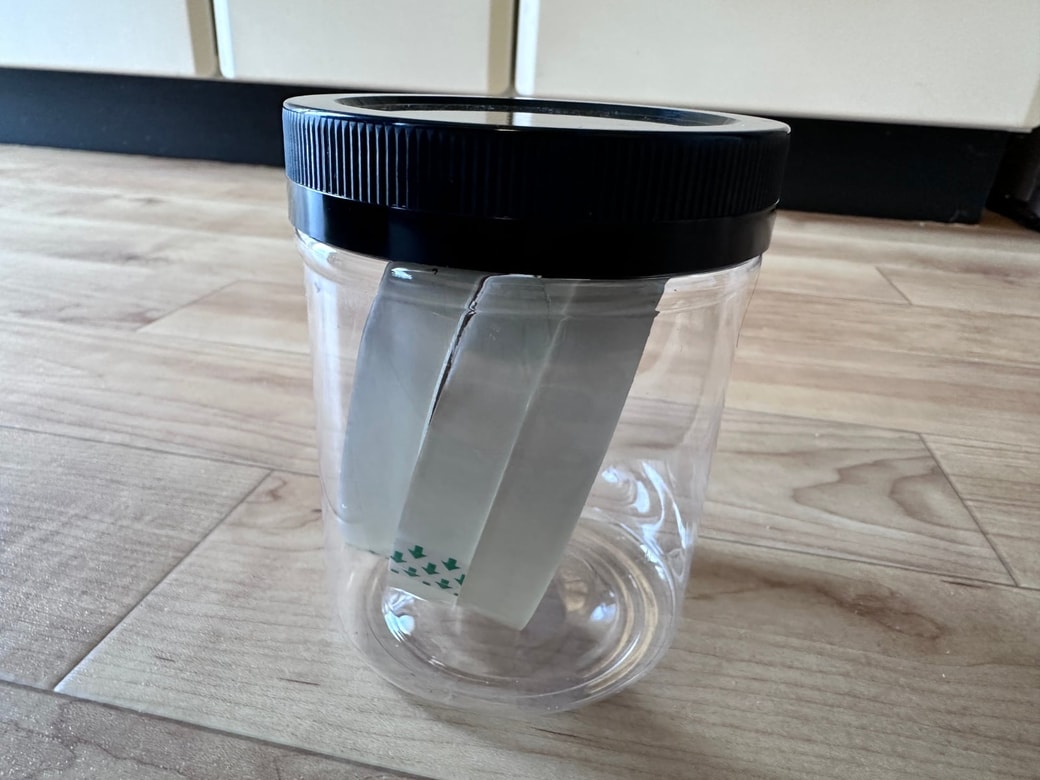 セロハンテープを味付けのりの容器に入れたところ