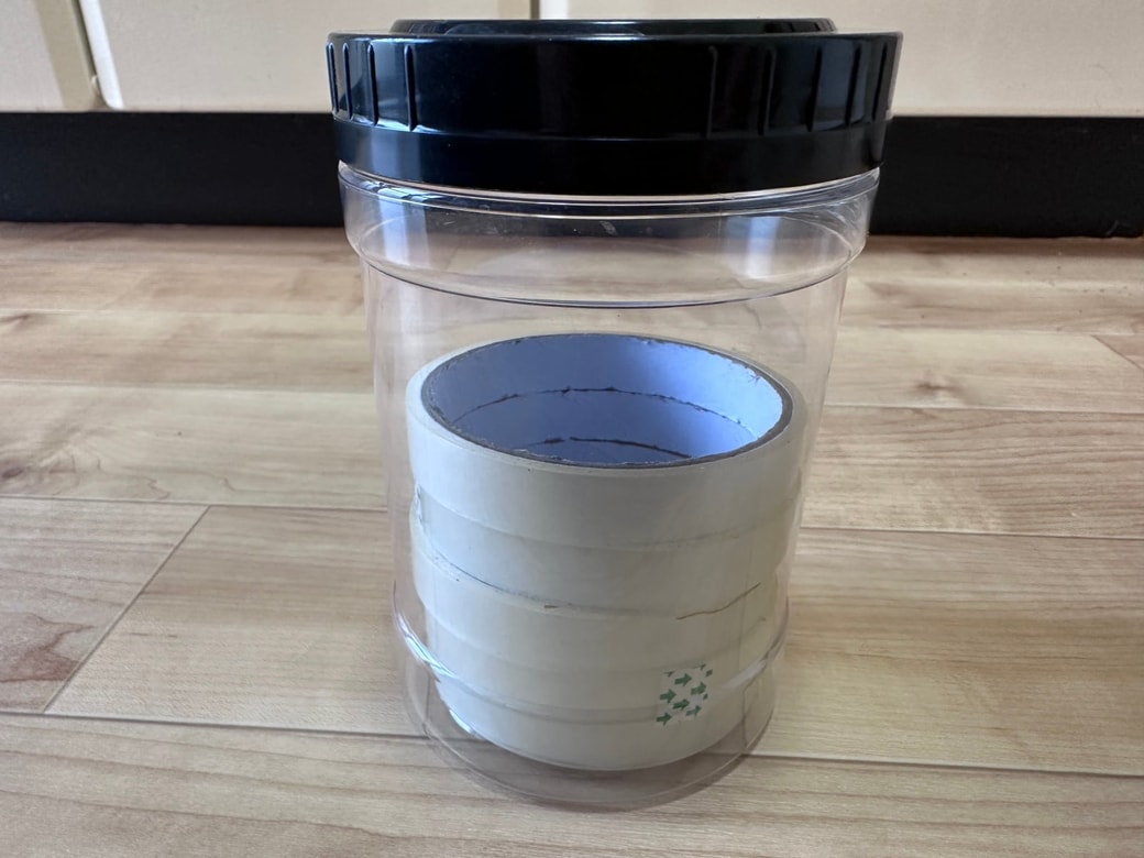 のりの容器にセロハンテープを入れた