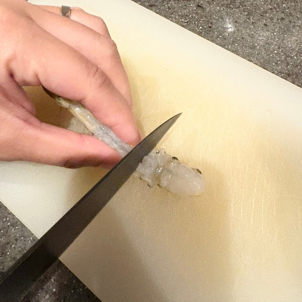 二本目の切れ込みを入れているところ