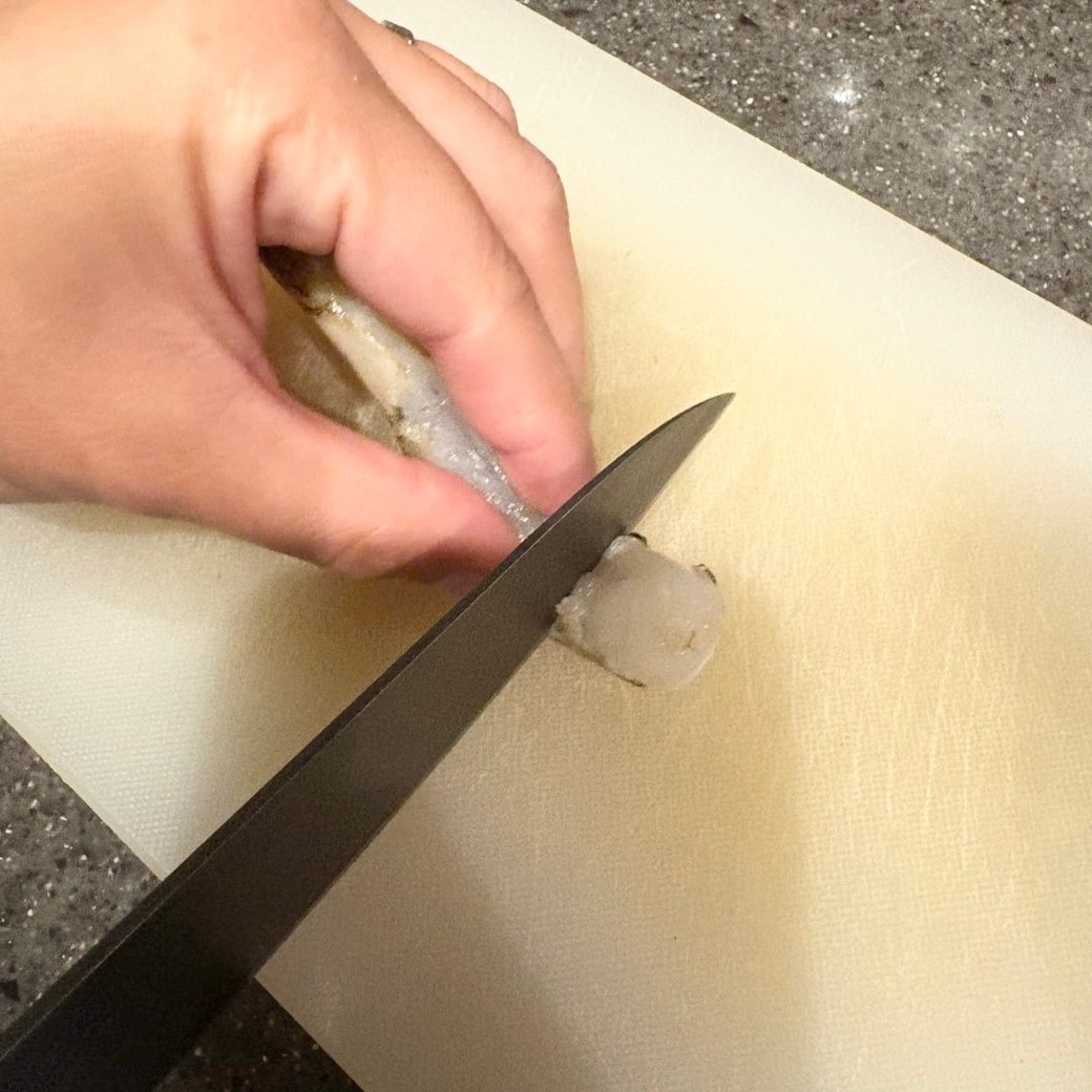 えびに切れ込みを入れているところ