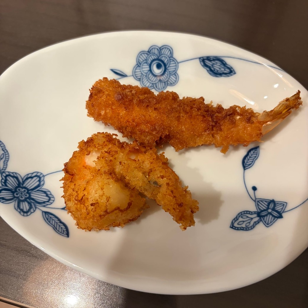 まっすぐなエビフライとまがっているエビフライの写真