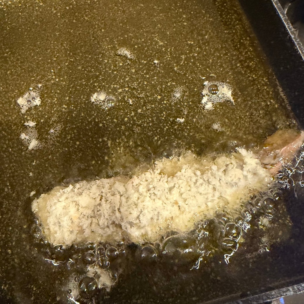 エビを揚げているところ