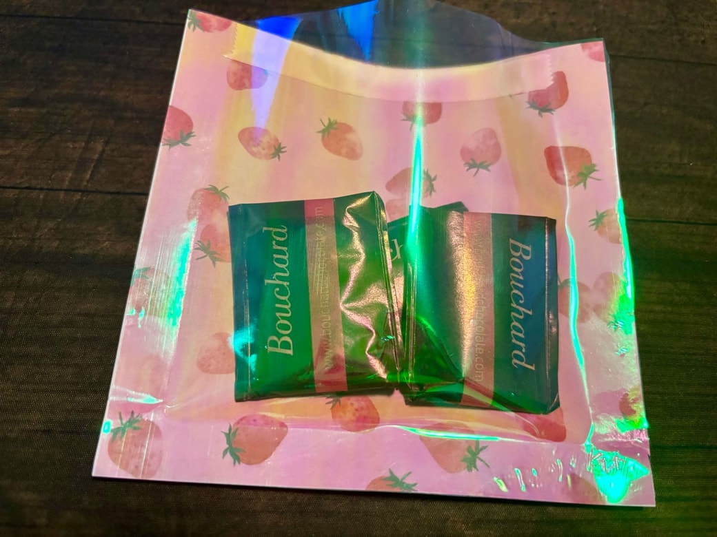 中にお菓子を入れる