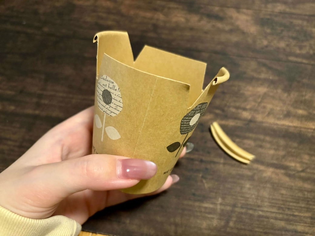 紙コップをカットする