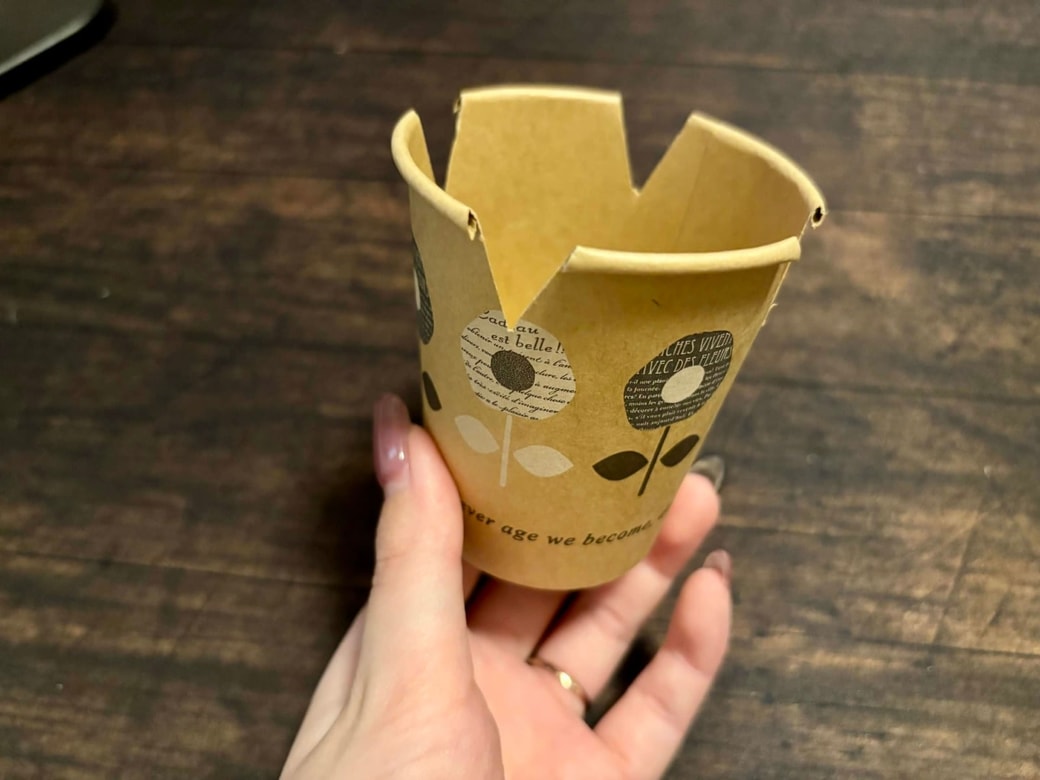 紙コップに切り込みを入れる