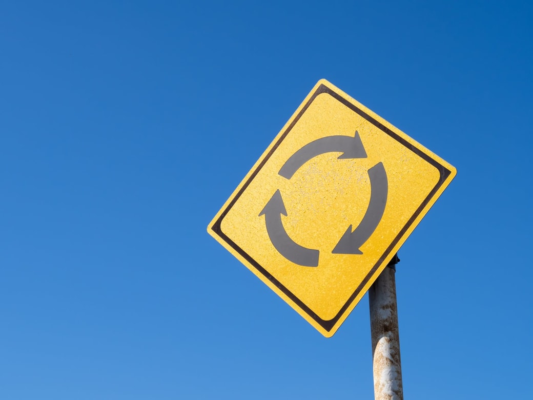 道路標識の正式名称は、「ロータリーあり」