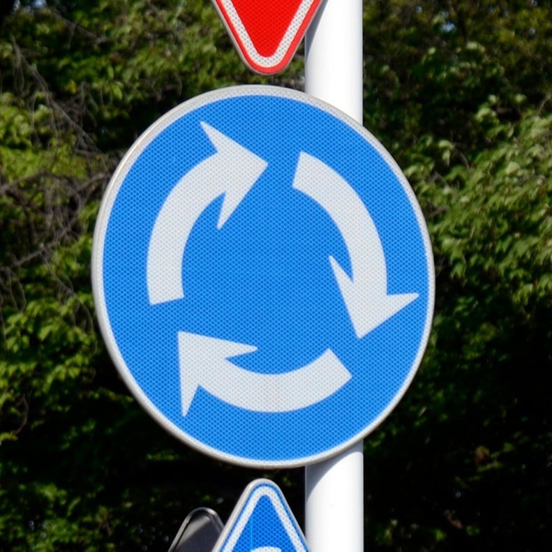 青色に矢印がかかれた道路標識