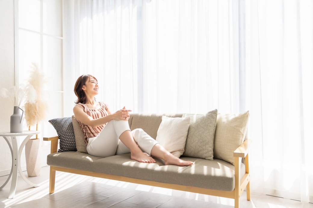 ソファでくつろぐ女性
