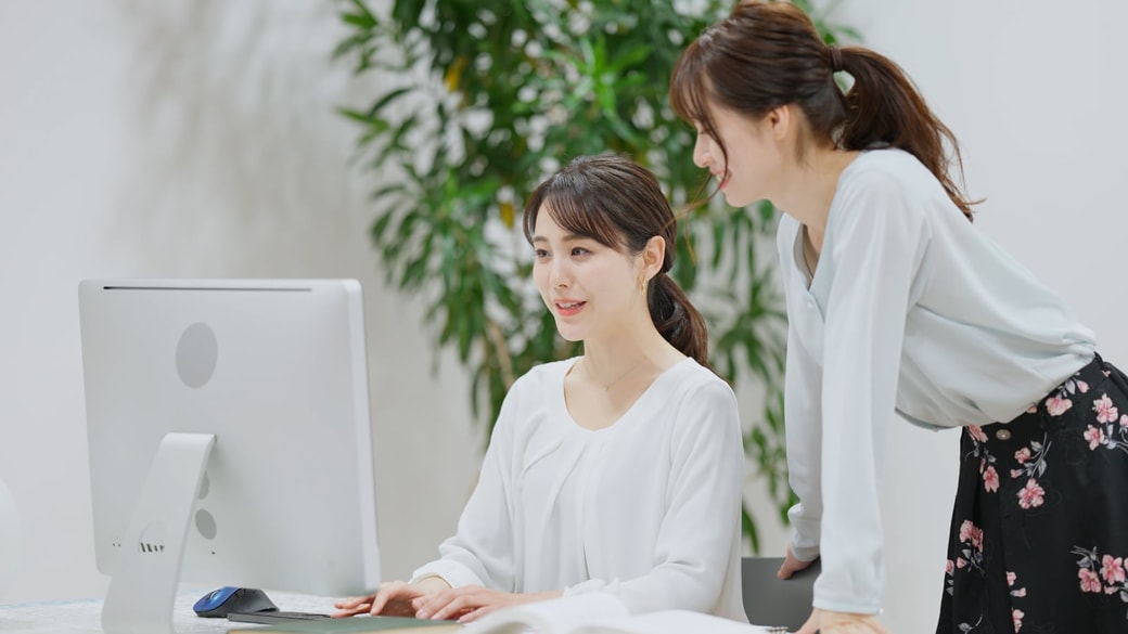 仕事をする女性2人