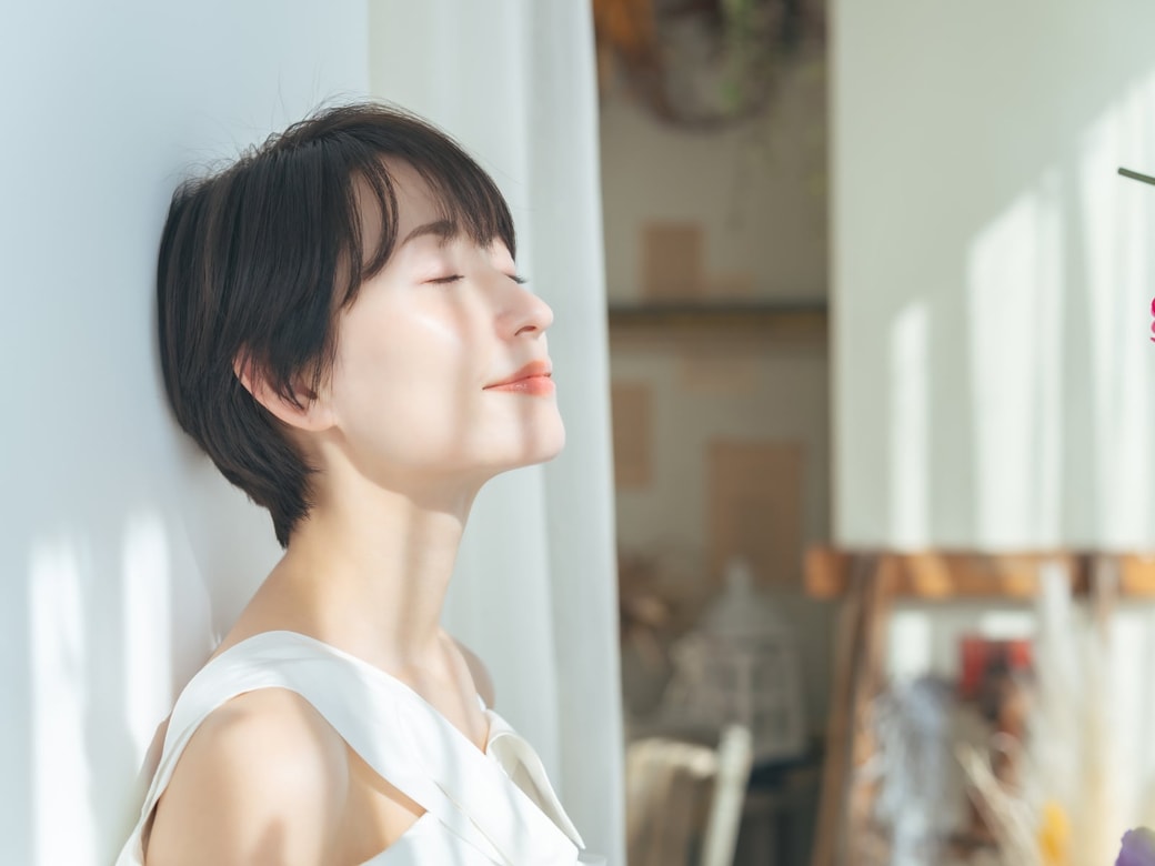 目を瞑ってリラックスする女性