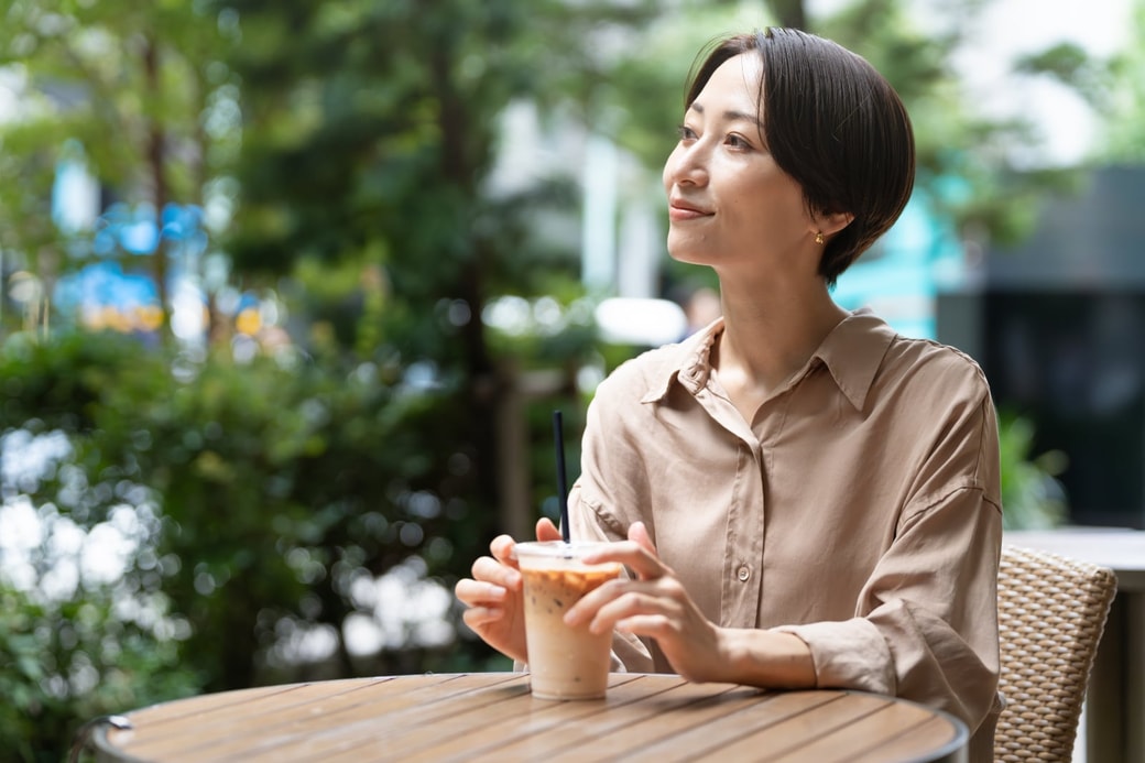 カフェで一息つく女性