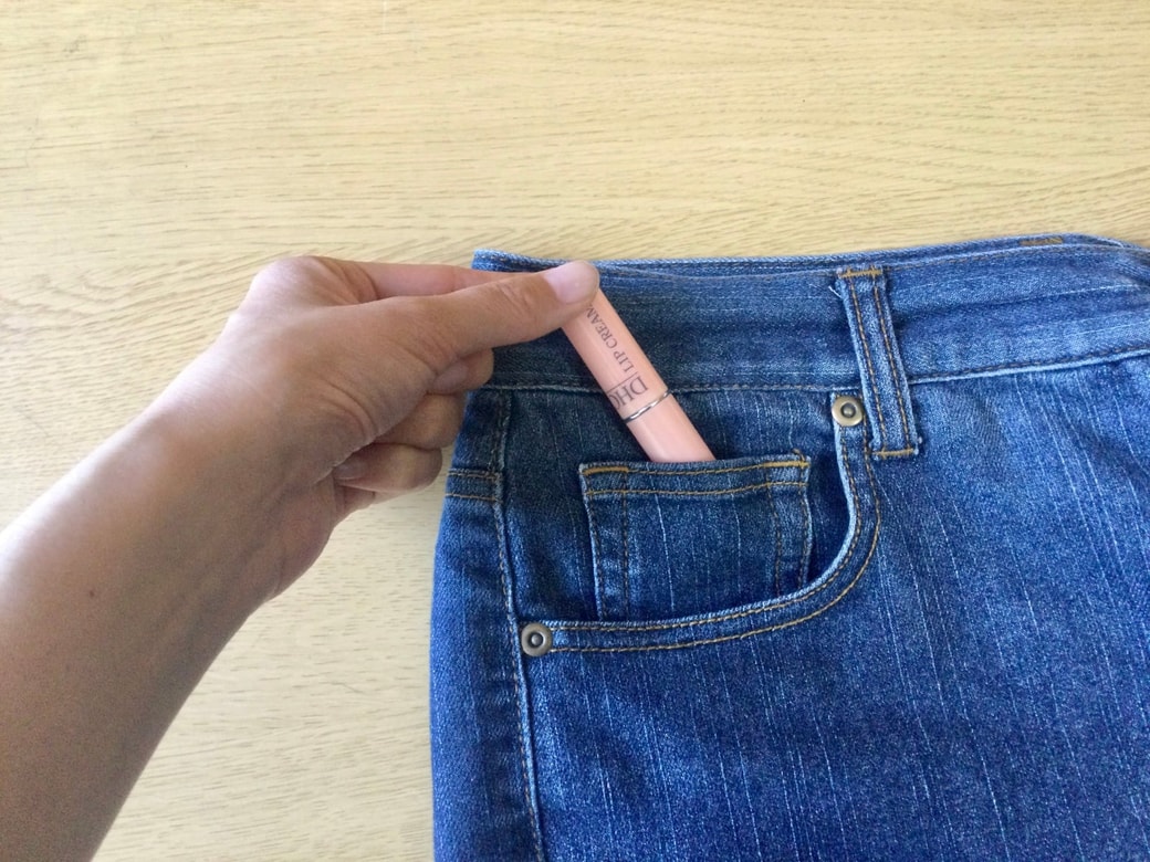 ジーンズのポケットにリップクリームを入れる