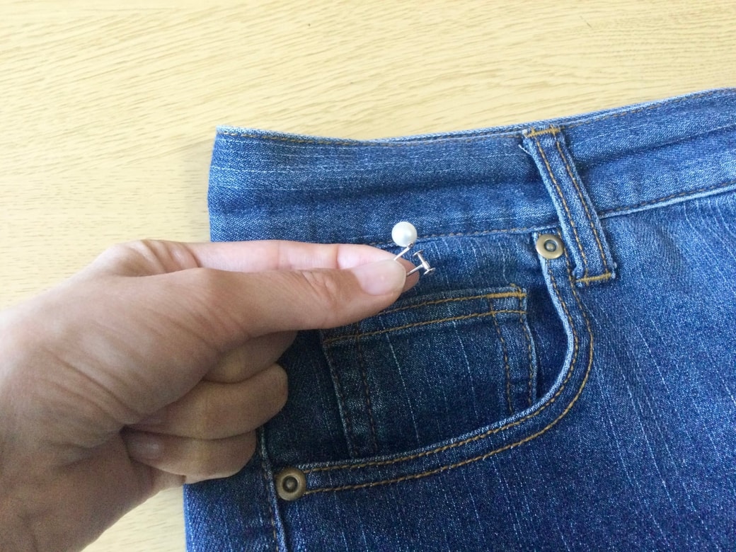 ジーンズのポケットにピアスを入れる