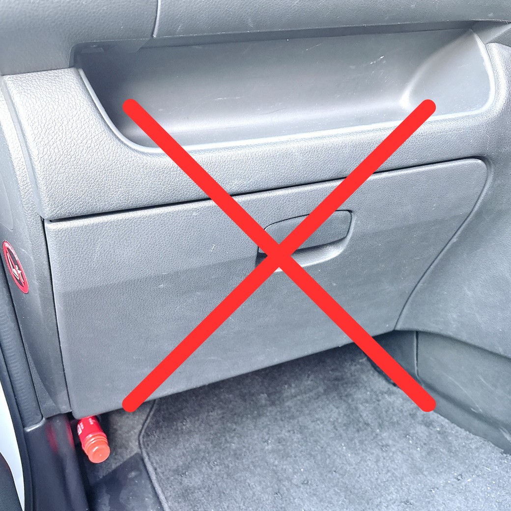 グローブボックスに入れてはいけないもの