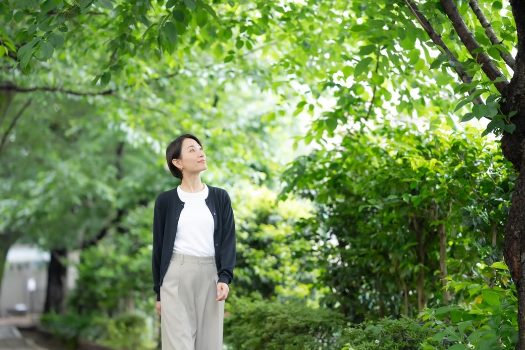 散歩をしている女性