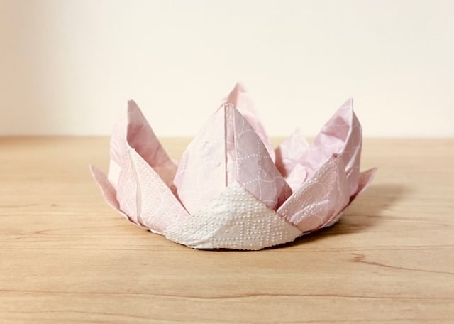 ペーパーナプキンでお花の器が完成。立体的な仕上がりに