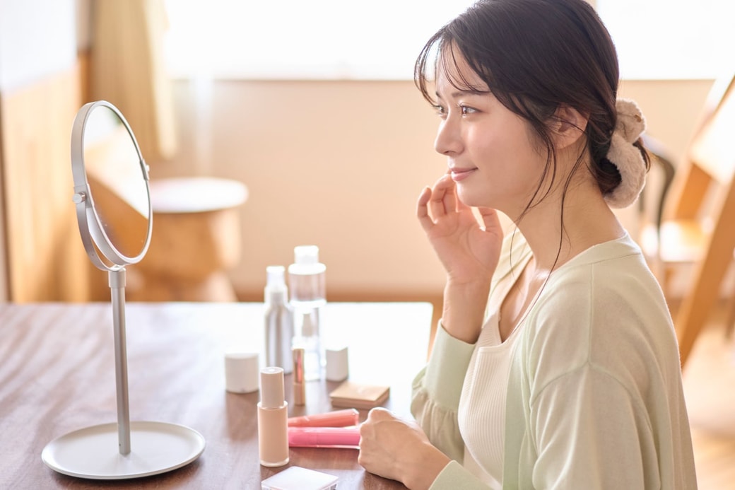 メイクする女性