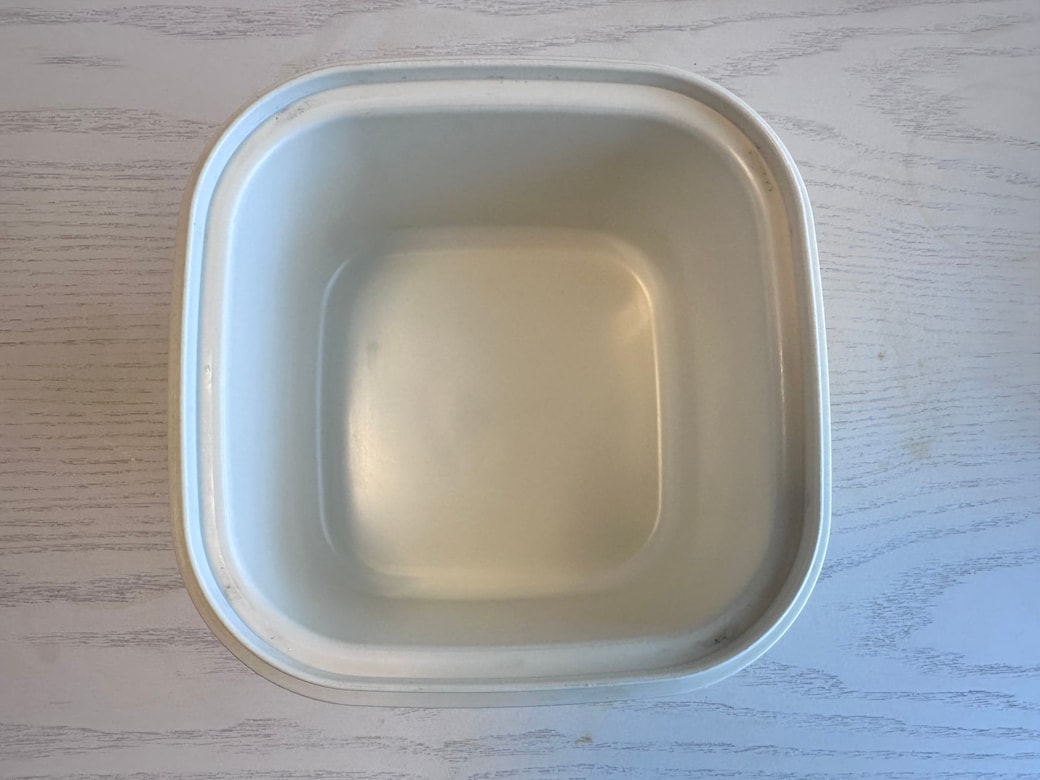 ふたつきの容器を用意する