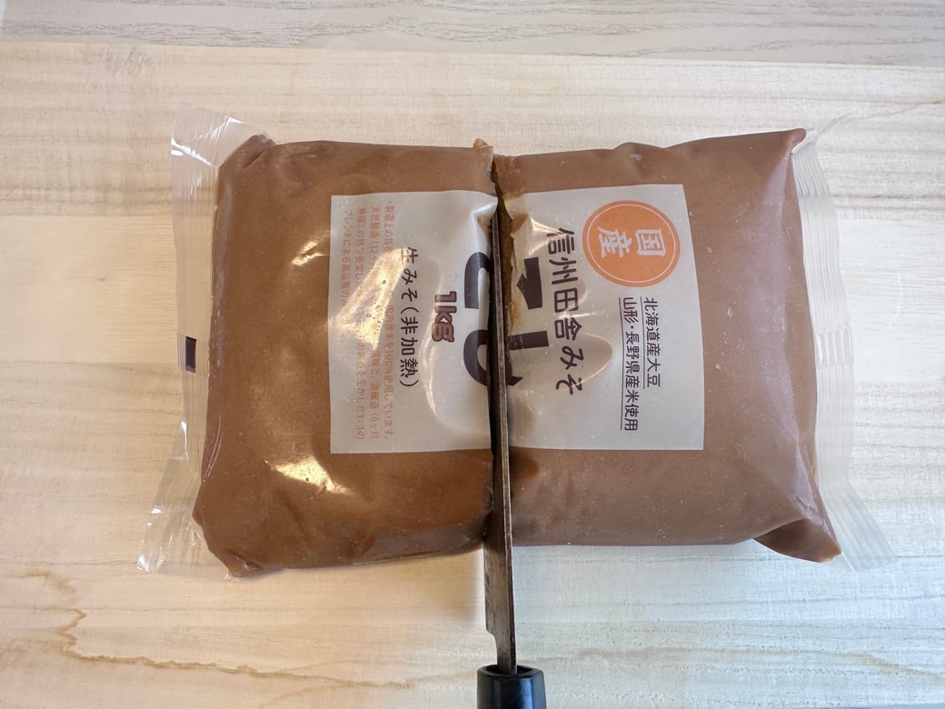 味噌を袋ごと切るところ