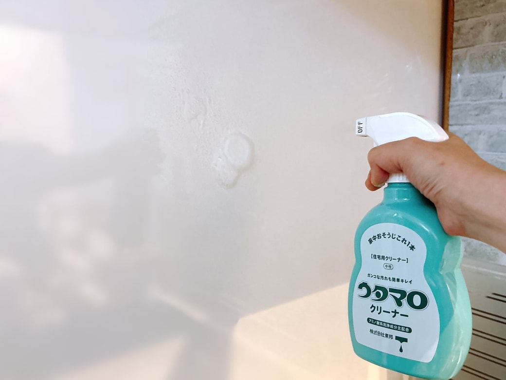 キッチンの壁にウタマロクリーナーをスプレーします