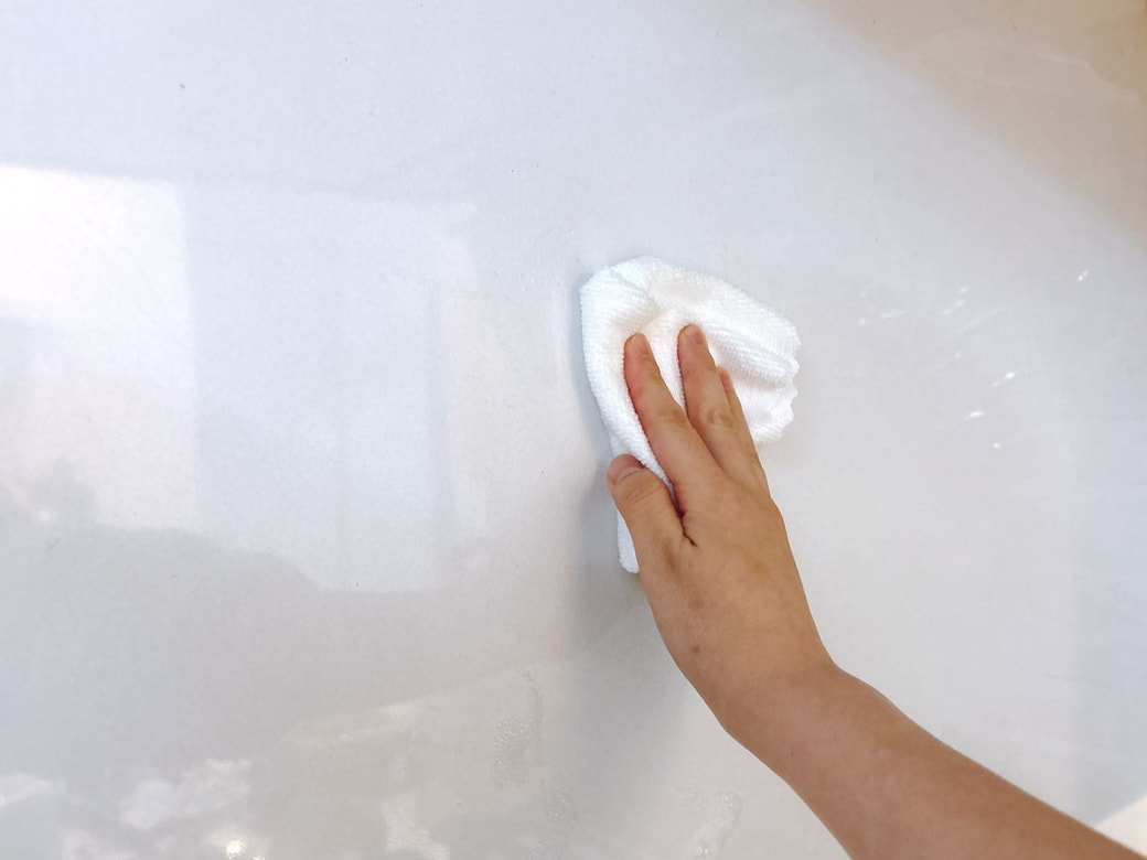 マイクロファイバークロスで汚れを拭き取る