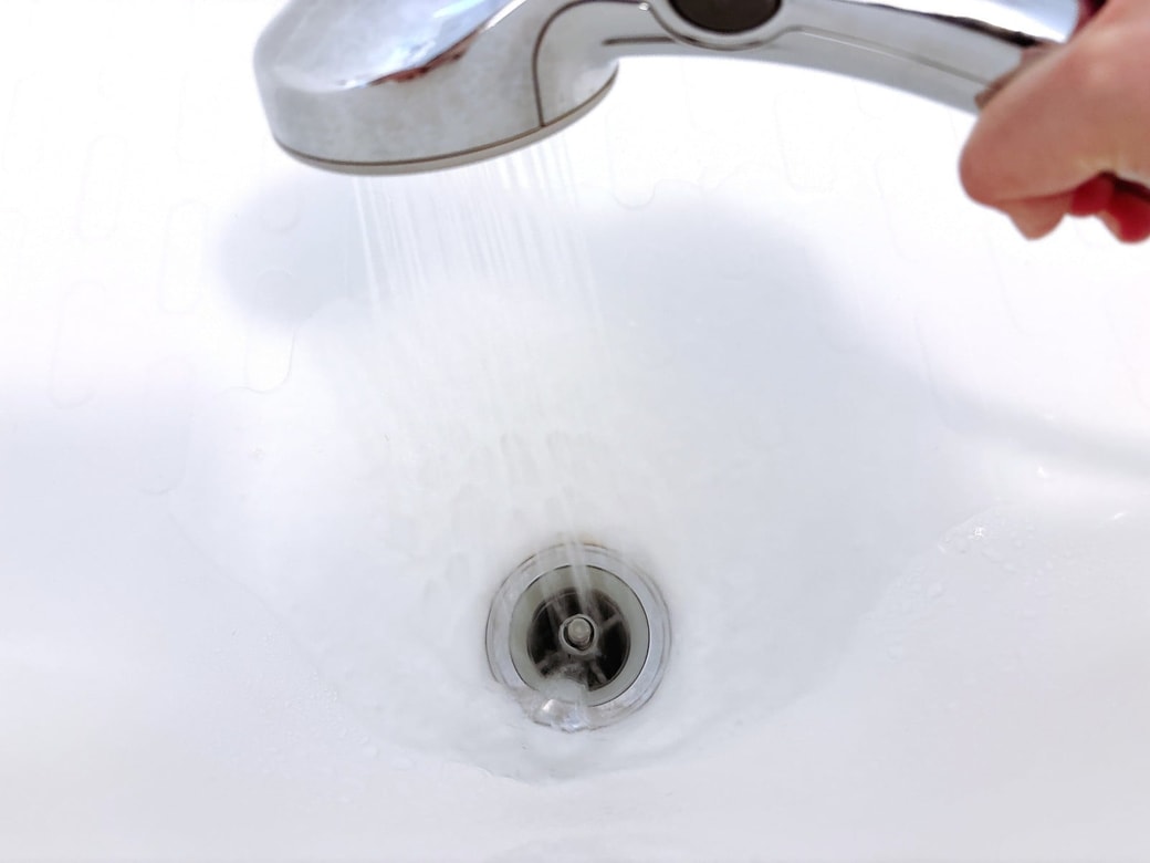 十分な水で洗い流す