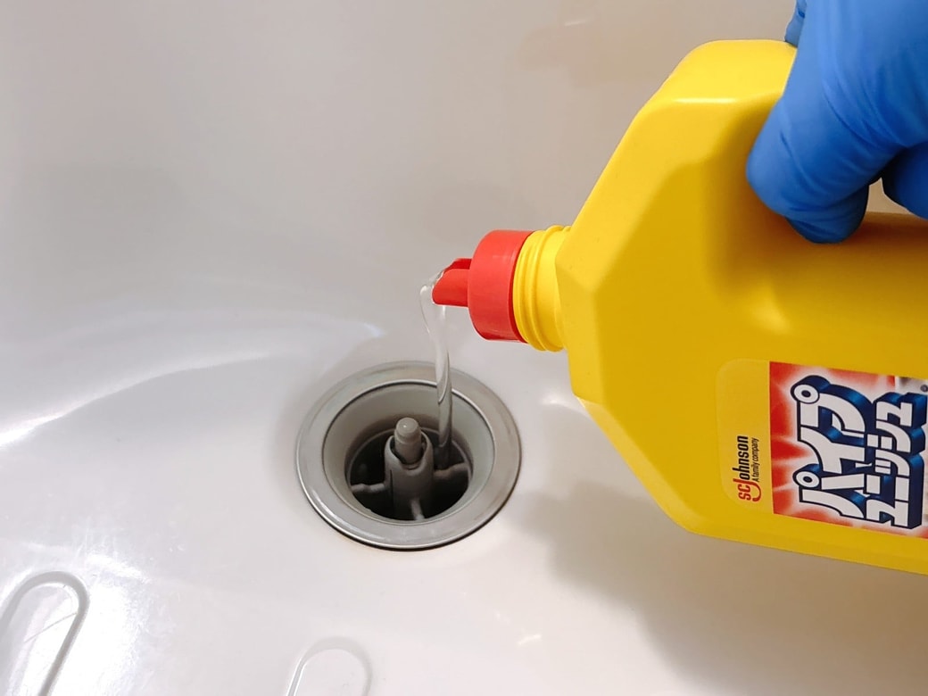 排水口にパイプユニッシュをそそぐ