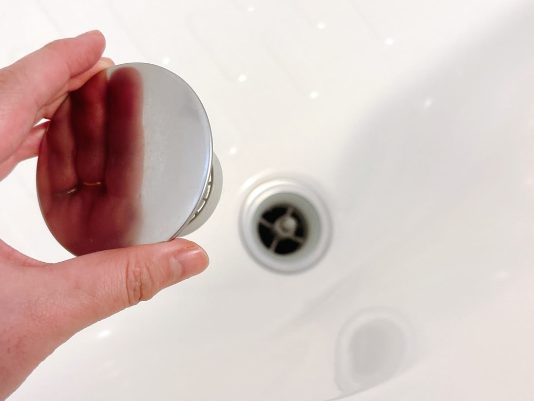 排水栓を取り外してごみを取り除く