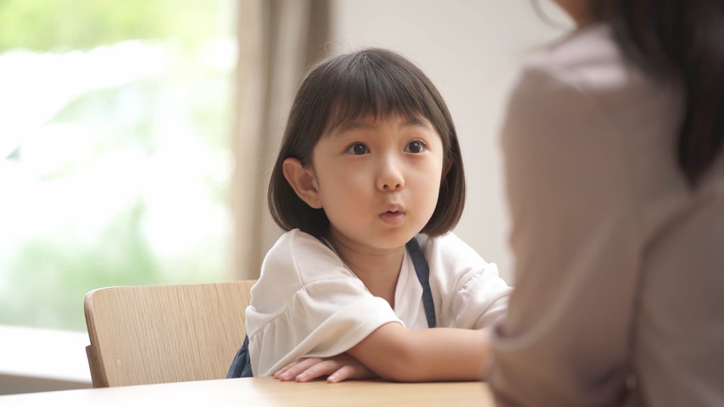 会話する子ども