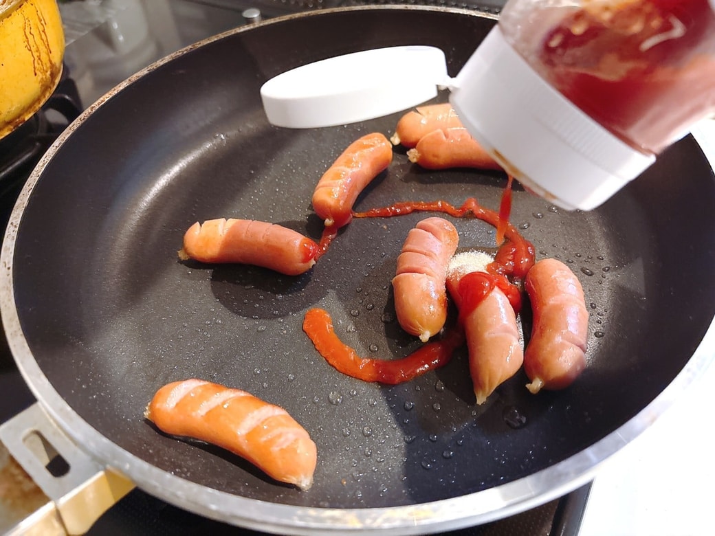 砂糖とケチャップで味付けする