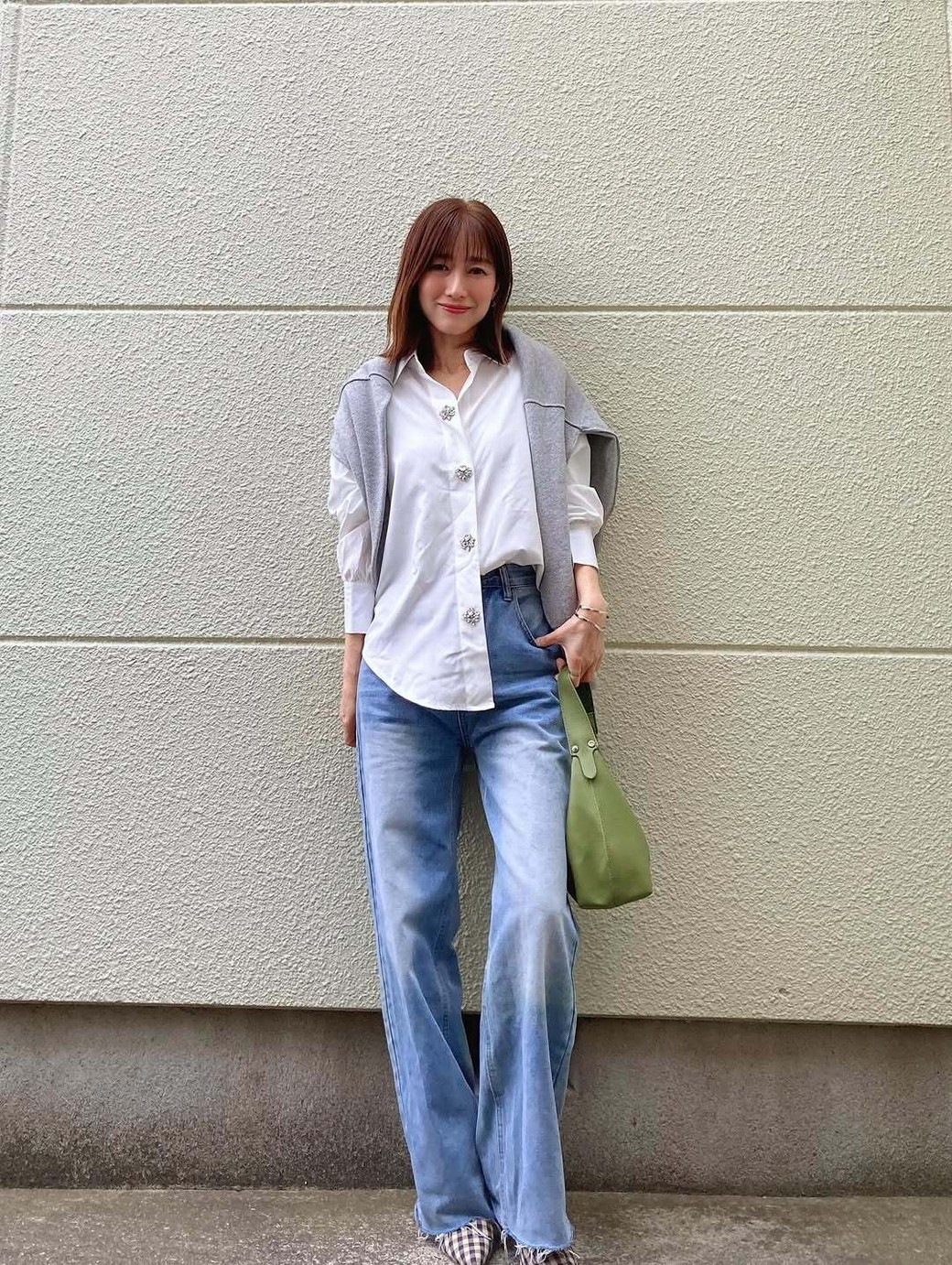 フレアデニムのシルエットと半分ウエストインで、スタイルアップ効果も狙える。