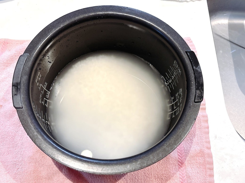 お米を洗って浸水させる