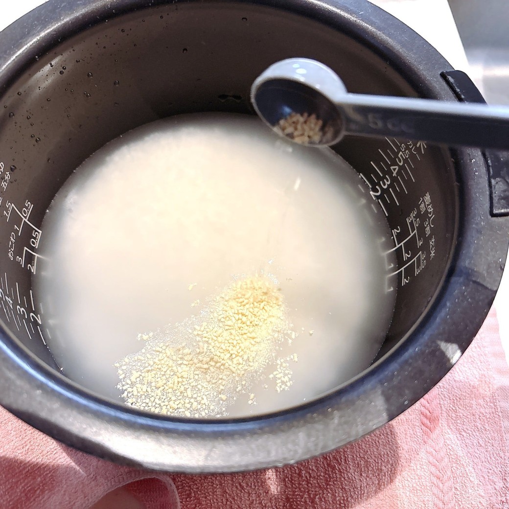 水を注いだあとにコンソメを加えて混ぜる