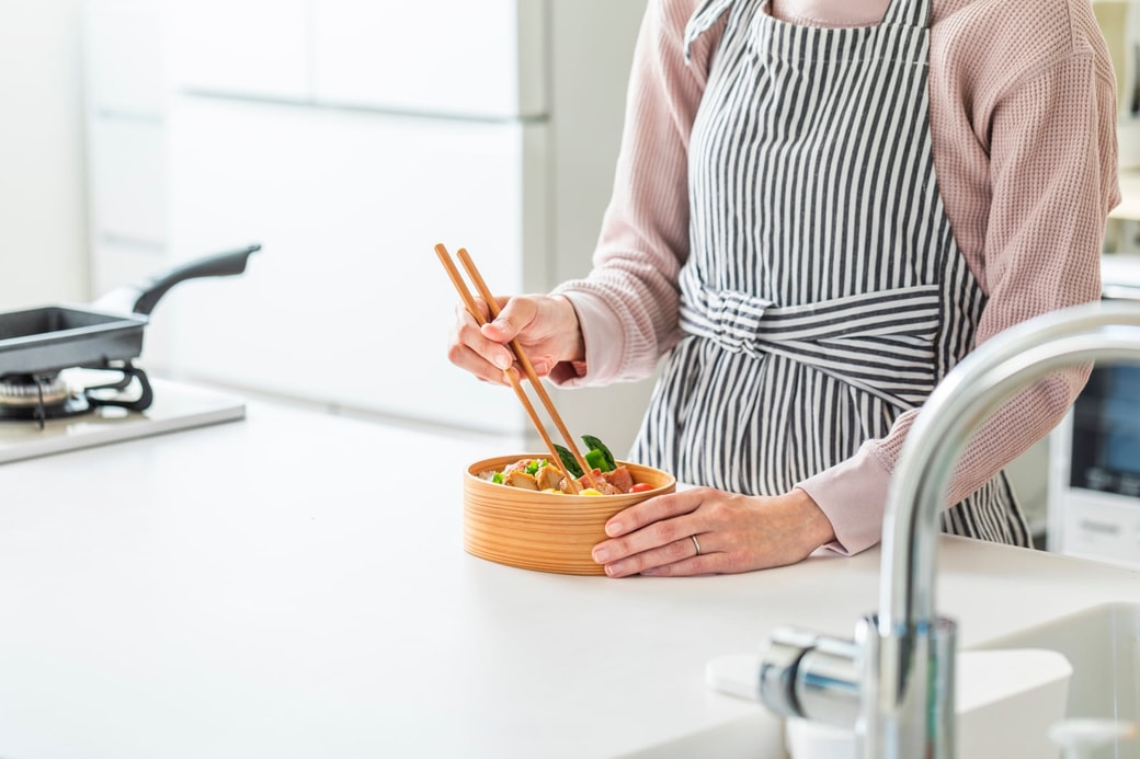 お弁当を作る女性