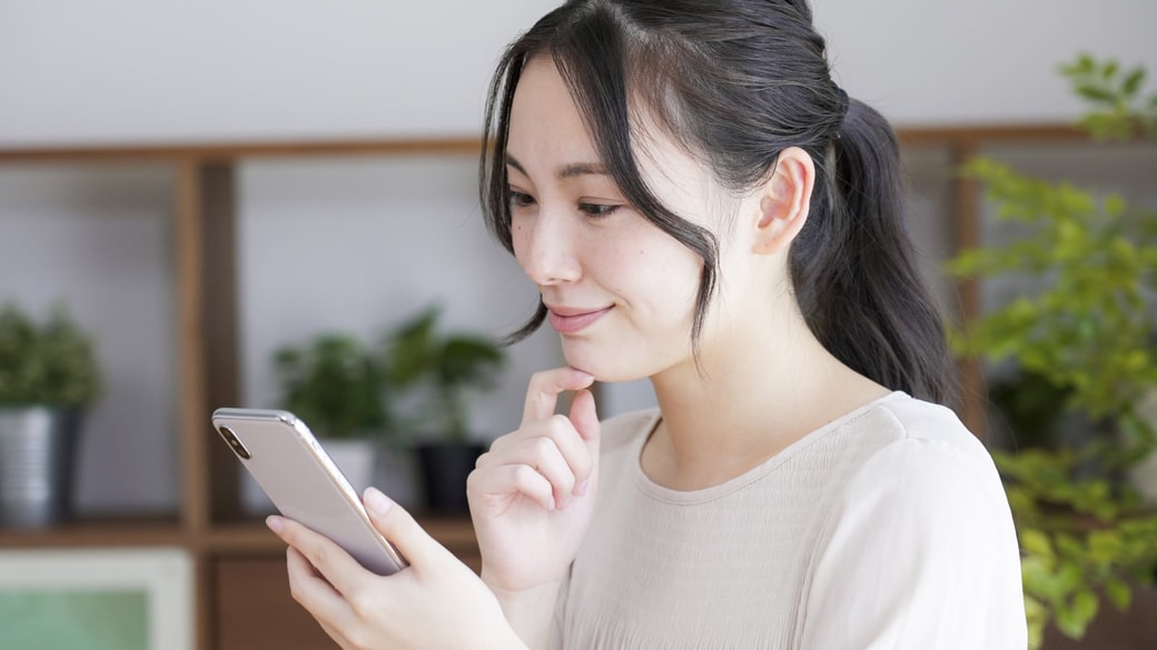 スマホを見る女性