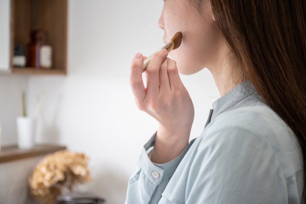 化粧をする女性