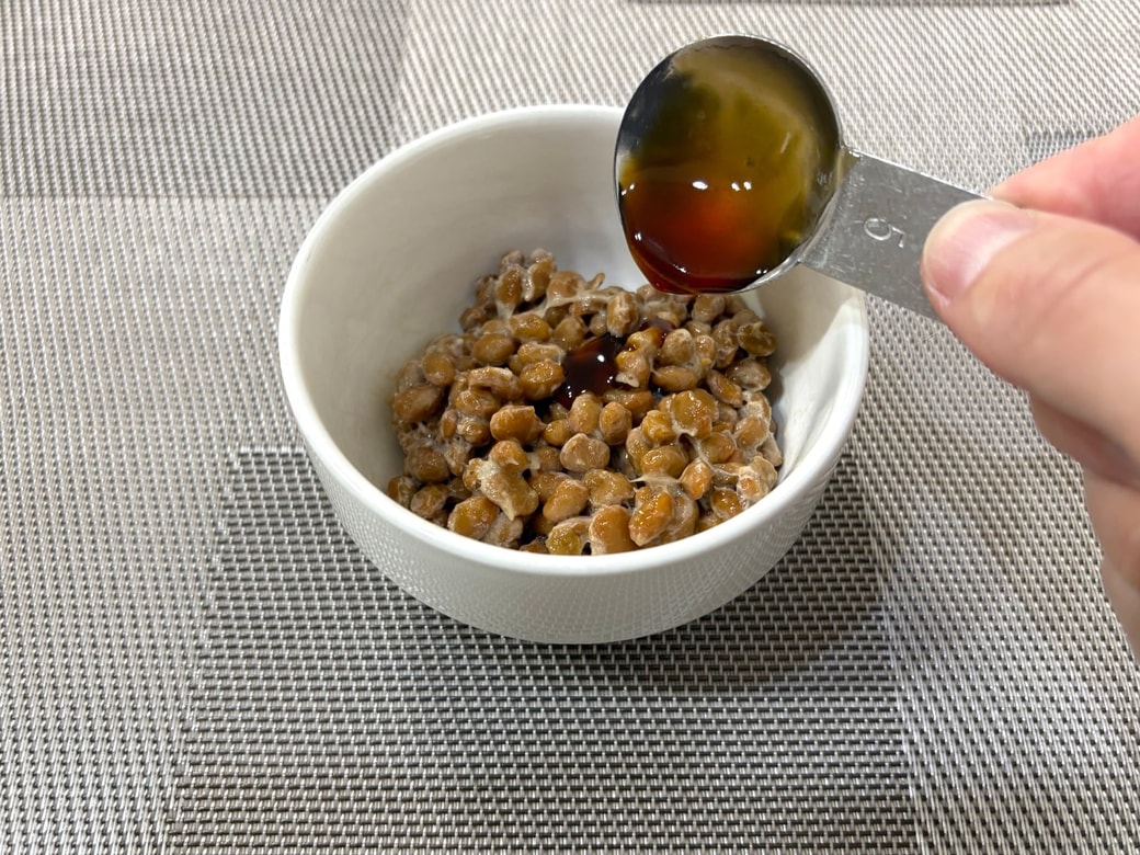 納豆にオイスターソース小さじ2分の1をかける