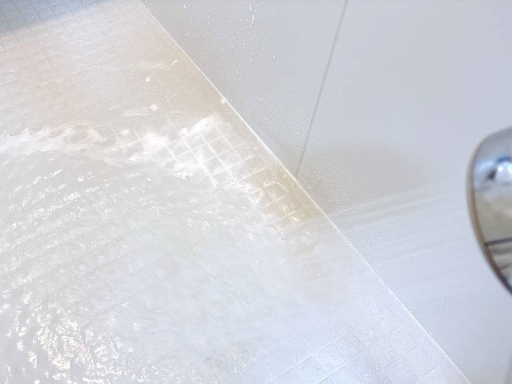 シャワーで洗い流す