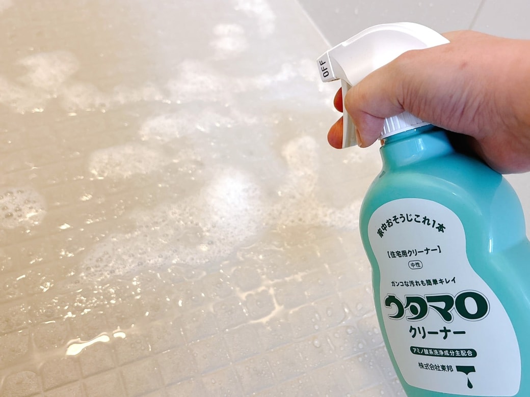 お風呂場の床にウタマロクリーナーをスプレーします