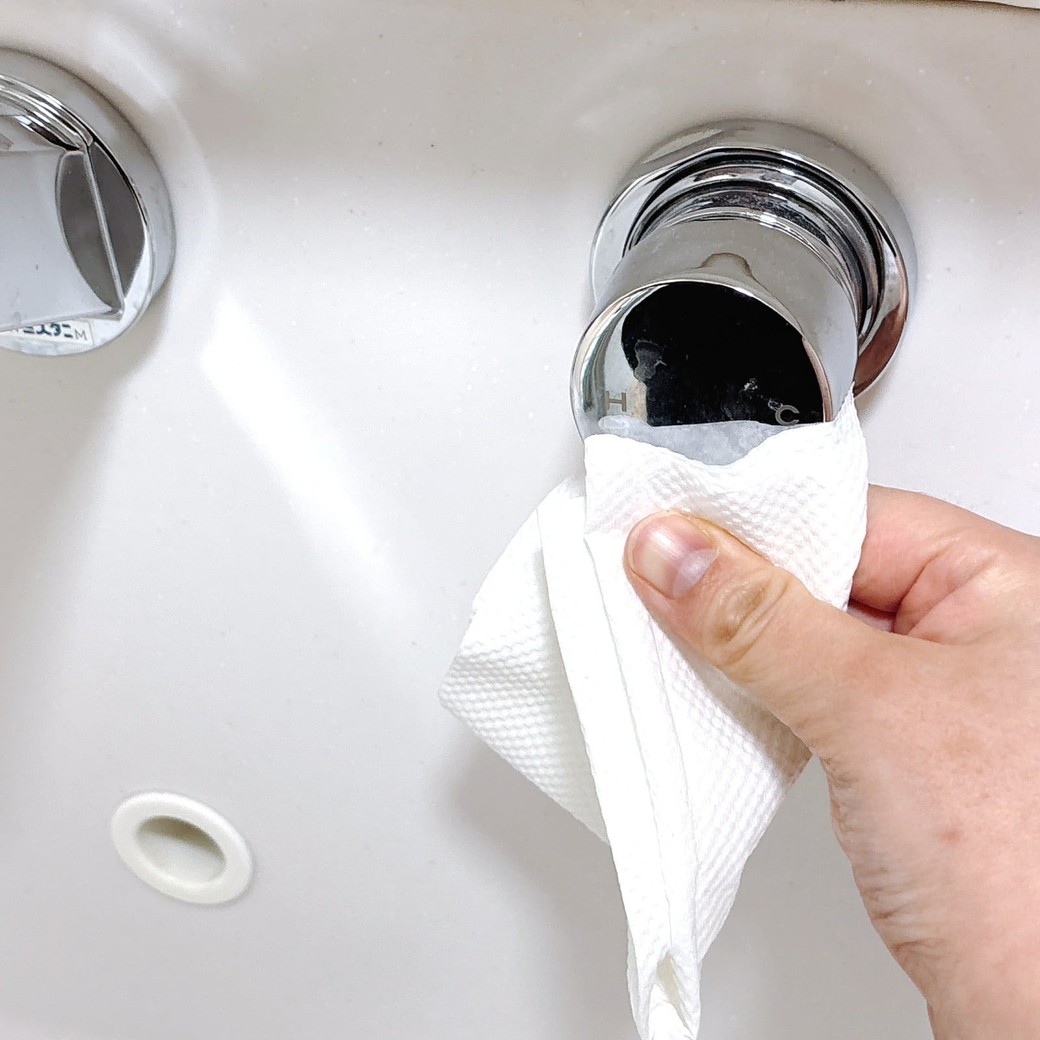 水栓の汚れを拭き取る