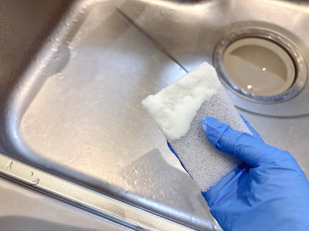 スポンジに重曹ペーストをつける
